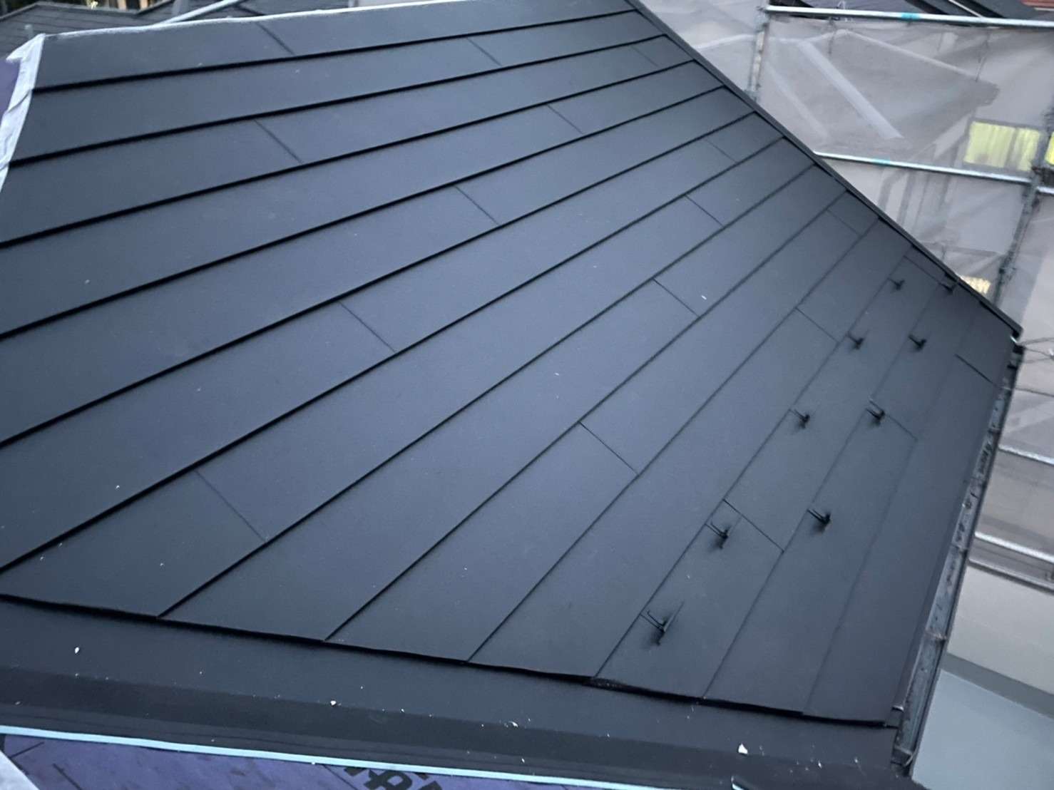 屋根カバー工事　アスファルトルーリング貼り検査をしました。