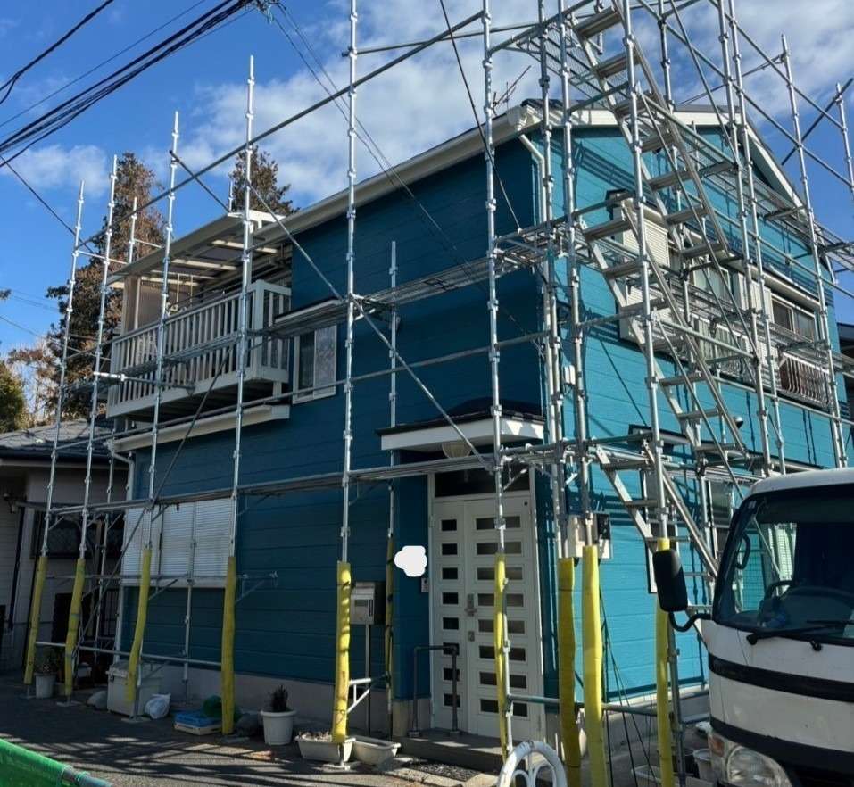 飛散対策のネットを外した後の、足場解体時の様子です。